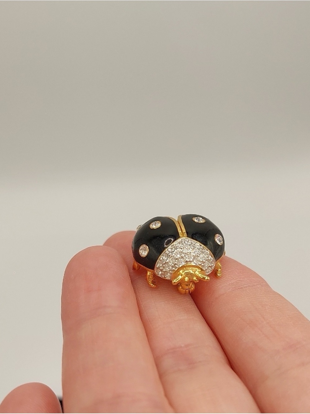 JOAN RIVERS Gold-Tone Black Enamel Pave Rhinestones Ladybug Vintage Brooch Pin - Picture 6 of 6